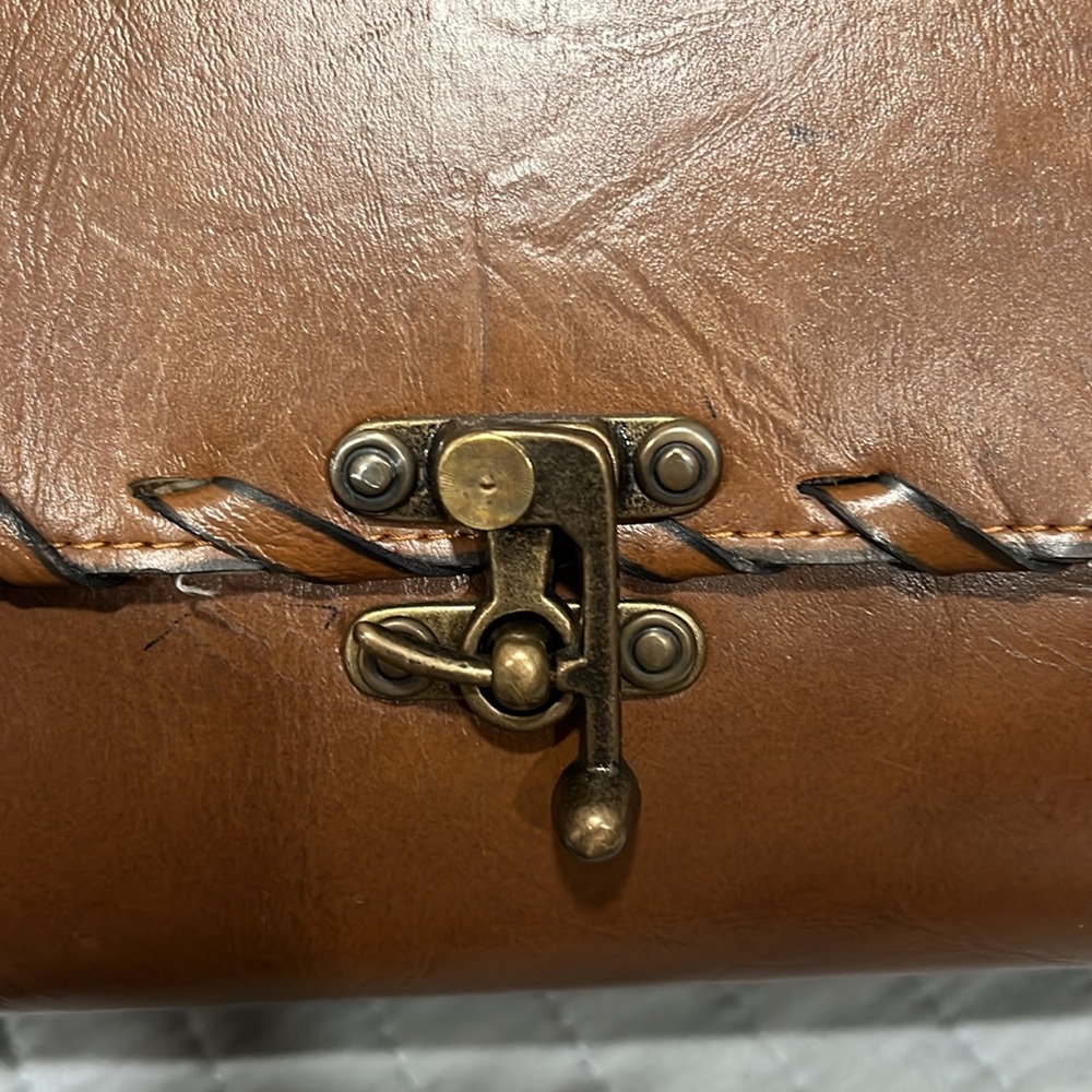 Vintage 1970’s Brown Tooled Leather Camera Bag Purse w Lock closure - Picture 8 of 9
